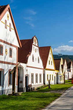 Holasovice, Çek Cumhuriyeti - Mart 12023: Güneşli havada tarihi köy, HDR Görüntü