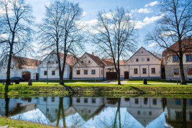 Holasovice, Çek Cumhuriyeti - Mart 12023: Güneşli havada tarihi köy, HDR Görüntü