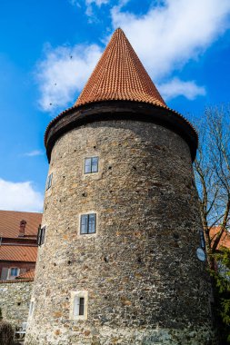 Cesky Krumlov, Çek Cumhuriyeti - Mart 12023: Güneşli havada tarihi kent merkezi, HDR Görüntü