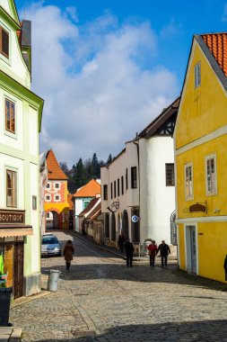 Cesky Krumlov, Çek Cumhuriyeti - Mart 12023: Güneşli havada tarihi kent merkezi, HDR Görüntü