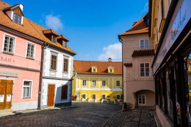 Cesky Krumlov, Çek Cumhuriyeti - Mart 12023: Güneşli havada tarihi kent merkezi, HDR Görüntü