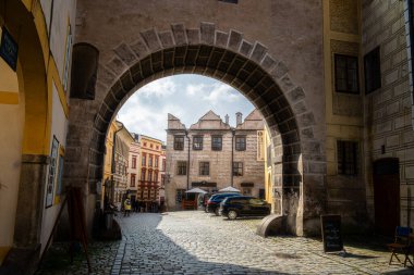 Cesky Krumlov, Çek Cumhuriyeti - Mart 12023: Güneşli havada tarihi kent merkezi, HDR Görüntü