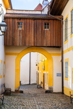 Cesky Krumlov, Çek Cumhuriyeti - Mart 12023: Güneşli havada tarihi kent merkezi, HDR Görüntü