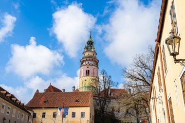 Cesky Krumlov, Çek Cumhuriyeti - Mart 12023: Güneşli havada tarihi kent merkezi, HDR Görüntü