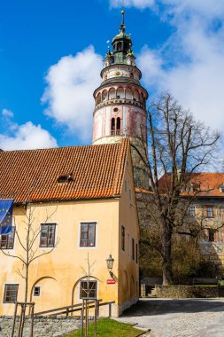 Cesky Krumlov, Çek Cumhuriyeti - Mart 12023: Güneşli havada tarihi kent merkezi, HDR Görüntü