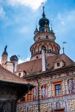 Cesky Krumlov, Çek Cumhuriyeti - Mart 12023: Güneşli havada tarihi kent merkezi, HDR Görüntü