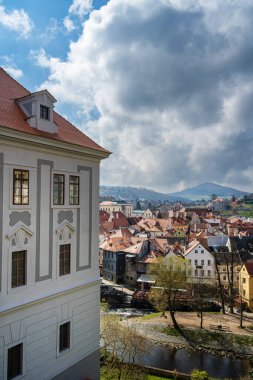 Cesky Krumlov, Çek Cumhuriyeti - Mart 12023: Güneşli havada tarihi kent merkezi, HDR Görüntü