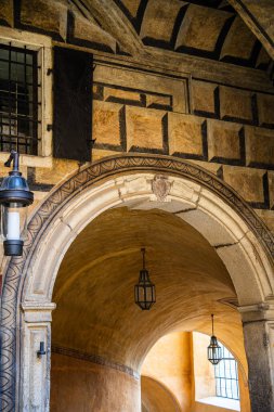 Cesky Krumlov, Çek Cumhuriyeti - Mart 12023: Güneşli havada tarihi kent merkezi, HDR Görüntü