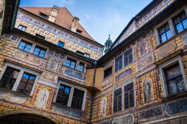 Cesky Krumlov, Çek Cumhuriyeti - Mart 12023: Güneşli havada tarihi kent merkezi, HDR Görüntü