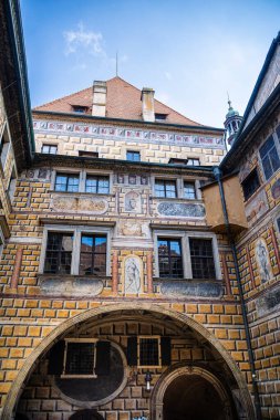 Cesky Krumlov, Çek Cumhuriyeti - Mart 12023: Güneşli havada tarihi kent merkezi, HDR Görüntü