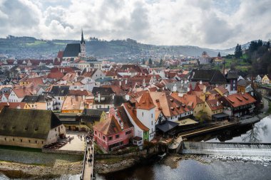 Cesky Krumlov, Çek Cumhuriyeti - Mart 12023: Güneşli havada tarihi kent merkezi, HDR Görüntü
