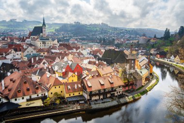 Cesky Krumlov, Çek Cumhuriyeti - Mart 12023: Güneşli havada tarihi kent merkezi, HDR Görüntü