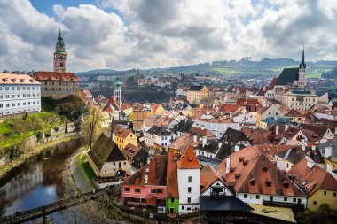 Cesky Krumlov, Çek Cumhuriyeti - Mart 12023: Güneşli havada tarihi kent merkezi, HDR Görüntü