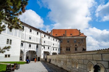 Cesky Krumlov, Çek Cumhuriyeti - Mart 12023: Güneşli havada tarihi kent merkezi, HDR Görüntü