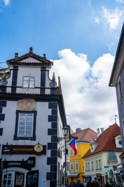 Cesky Krumlov, Çek Cumhuriyeti - Mart 12023: Güneşli havada tarihi kent merkezi, HDR Görüntü