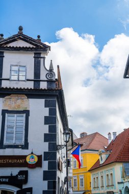 Cesky Krumlov, Çek Cumhuriyeti - Mart 12023: Güneşli havada tarihi kent merkezi, HDR Görüntü