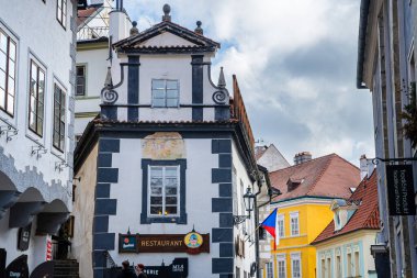 Cesky Krumlov, Çek Cumhuriyeti - Mart 12023: Güneşli havada tarihi kent merkezi, HDR Görüntü