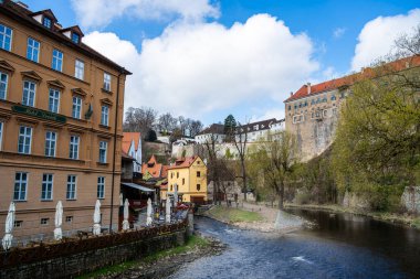 Cesky Krumlov, Çek Cumhuriyeti - Mart 12023: Güneşli havada tarihi kent merkezi, HDR Görüntü