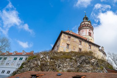 Cesky Krumlov, Çek Cumhuriyeti - Mart 12023: Güneşli havada tarihi kent merkezi, HDR Görüntü