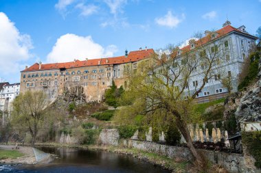 Cesky Krumlov, Çek Cumhuriyeti - Mart 12023: Güneşli havada tarihi kent merkezi, HDR Görüntü