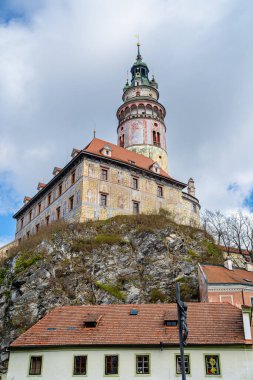 Cesky Krumlov, Çek Cumhuriyeti - Mart 12023: Güneşli havada tarihi kent merkezi, HDR Görüntü