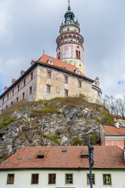 Cesky Krumlov, Çek Cumhuriyeti - Mart 12023: Güneşli havada tarihi kent merkezi, HDR Görüntü
