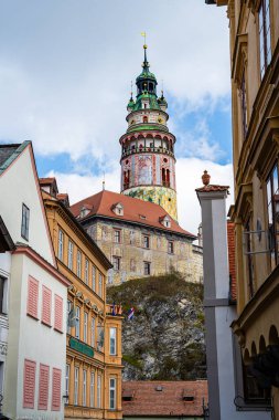 Cesky Krumlov, Çek Cumhuriyeti - Mart 12023: Güneşli havada tarihi kent merkezi, HDR Görüntü