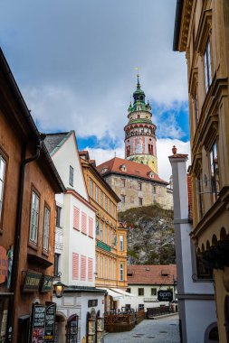 Cesky Krumlov, Çek Cumhuriyeti - Mart 12023: Güneşli havada tarihi kent merkezi, HDR Görüntü