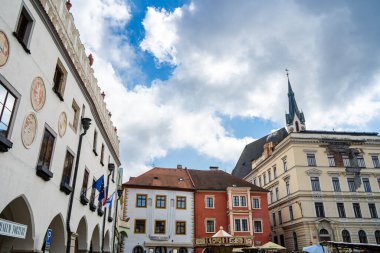 Cesky Krumlov, Çek Cumhuriyeti - Mart 12023: Güneşli havada tarihi kent merkezi, HDR Görüntü