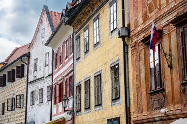 Cesky Krumlov, Çek Cumhuriyeti - Mart 12023: Güneşli havada tarihi kent merkezi, HDR Görüntü