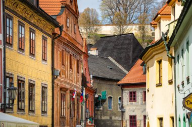 Cesky Krumlov, Çek Cumhuriyeti - Mart 12023: Güneşli havada tarihi kent merkezi, HDR Görüntü
