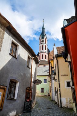 Cesky Krumlov, Çek Cumhuriyeti - Mart 12023: Güneşli havada tarihi kent merkezi, HDR Görüntü