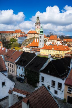 Cesky Krumlov, Çek Cumhuriyeti - Mart 12023: Güneşli havada tarihi kent merkezi, HDR Görüntü