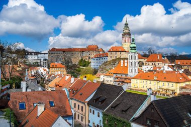 Cesky Krumlov, Çek Cumhuriyeti - Mart 12023: Güneşli havada tarihi kent merkezi, HDR Görüntü