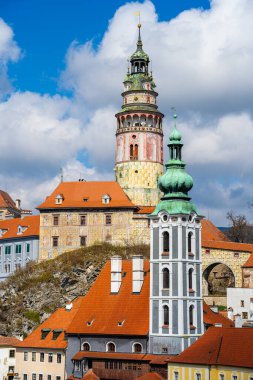 Cesky Krumlov, Çek Cumhuriyeti - Mart 12023: Güneşli havada tarihi kent merkezi, HDR Görüntü