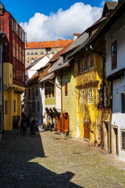 Cesky Krumlov, Çek Cumhuriyeti - Mart 12023: Güneşli havada tarihi kent merkezi, HDR Görüntü