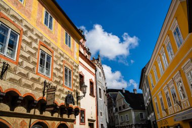 Cesky Krumlov, Çek Cumhuriyeti - Mart 12023: Güneşli havada tarihi kent merkezi, HDR Görüntü