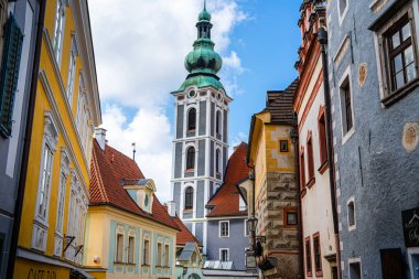 Cesky Krumlov, Çek Cumhuriyeti - Mart 12023: Güneşli havada tarihi kent merkezi, HDR Görüntü