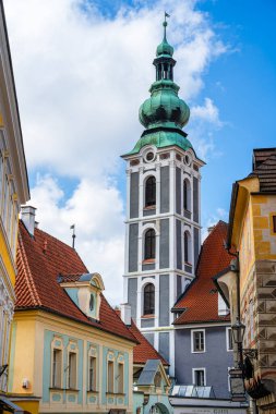 Cesky Krumlov, Çek Cumhuriyeti - Mart 12023: Güneşli havada tarihi kent merkezi, HDR Görüntü