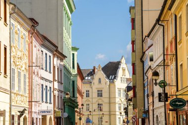Ceske Budejovice, Çek Cumhuriyeti - Mart 12023: Güneşli havada tarihi kent merkezi, HDR Görüntü
