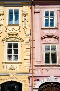 Ceske Budejovice, Çek Cumhuriyeti - Mart 12023: Güneşli havada tarihi kent merkezi, HDR Görüntü