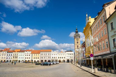 Ceske Budejovice, Çek Cumhuriyeti - Mart 12023: Güneşli havada tarihi kent merkezi, HDR Görüntü
