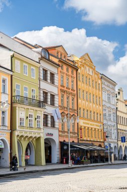 Ceske Budejovice, Çek Cumhuriyeti - Mart 12023: Güneşli havada tarihi kent merkezi, HDR Görüntü