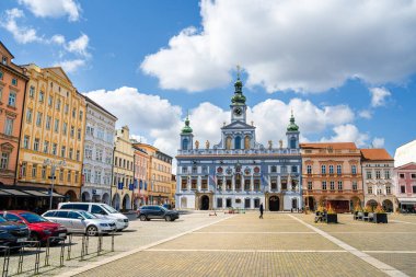 Ceske Budejovice, Çek Cumhuriyeti - Mart 12023: Güneşli havada tarihi kent merkezi, HDR Görüntü