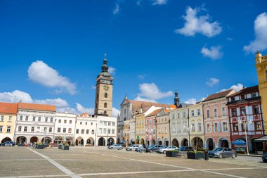 Ceske Budejovice, Çek Cumhuriyeti - Mart 12023: Güneşli havada tarihi kent merkezi, HDR Görüntü