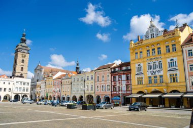 Ceske Budejovice, Çek Cumhuriyeti - Mart 12023: Güneşli havada tarihi kent merkezi, HDR Görüntü