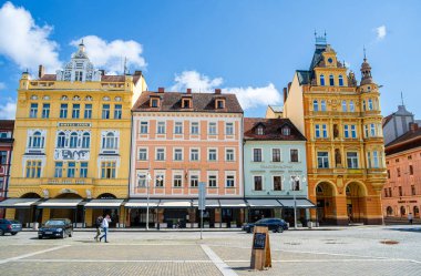 Ceske Budejovice, Çek Cumhuriyeti - Mart 12023: Güneşli havada tarihi kent merkezi, HDR Görüntü