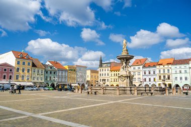 Ceske Budejovice, Çek Cumhuriyeti - Mart 12023: Güneşli havada tarihi kent merkezi, HDR Görüntü