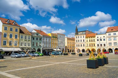 Ceske Budejovice, Çek Cumhuriyeti - Mart 12023: Güneşli havada tarihi kent merkezi, HDR Görüntü