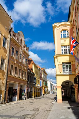 Ceske Budejovice, Çek Cumhuriyeti - Mart 12023: Güneşli havada tarihi kent merkezi, HDR Görüntü